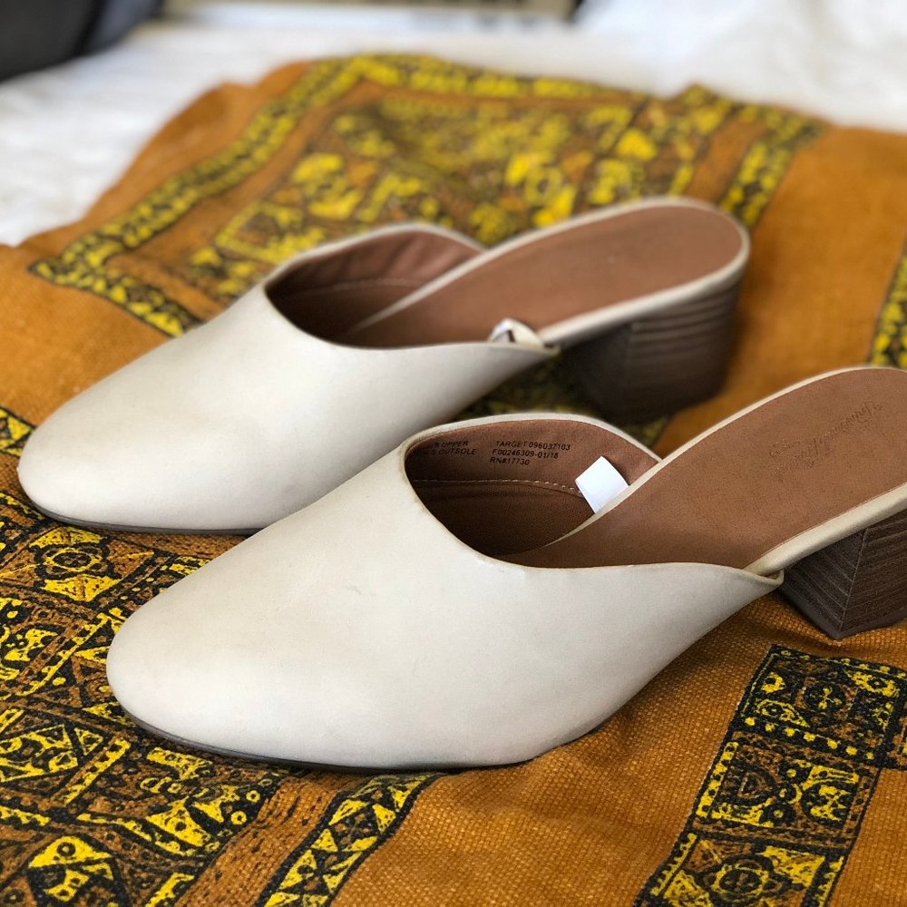 Universal Threads Ivory Leather Heeled Mule Size 7
